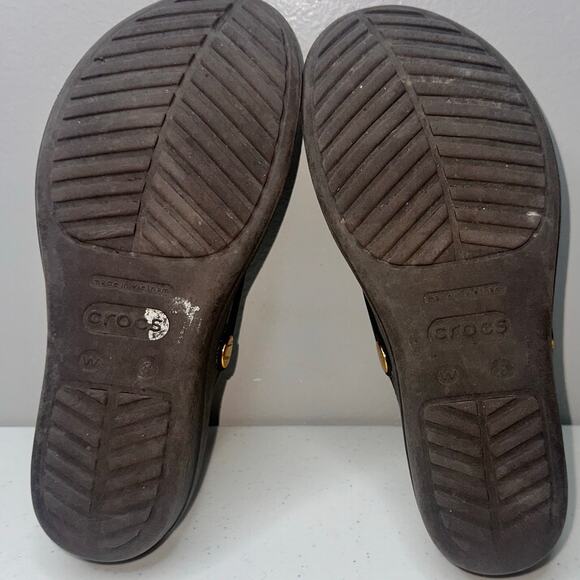 Crocs Sanrah Womens Size 8 Brown Gold Medallion Circle Slide Sandel Flip Flop - Picture 4 of 6